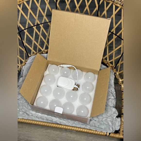 Hollywood Vanity Mirror Lights - Picture 2 of 5